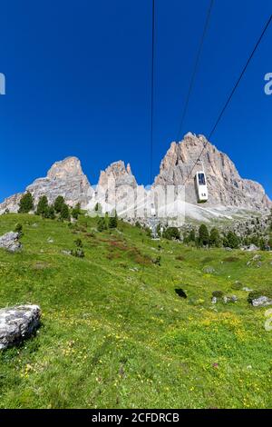 Langkofelseilbahn mit der Langkofelgruppe im Hintergrund, Sellajoch, Dolomiten, Italien Stockfoto