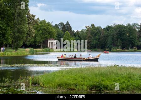 Deutschland, Sachsen-Anhalt, Wörlitz, Gondelbahn mit Touristen, UNESCO Weltkulturerbe. Stockfoto