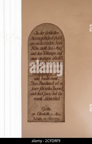 Deutschland, Sachsen-Anhalt, Wörlitz, Gedenktafel mit Brief von Johann Wolfgang Goethe an Charlotte von Stein, 14. Mai 1778. Stockfoto