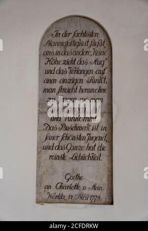 Deutschland, Sachsen-Anhalt, Wörlitz, Gedenktafel mit Brief von Johann Wolfgang Goethe an Charlotte von Stein, 14. Mai 1778. Stockfoto