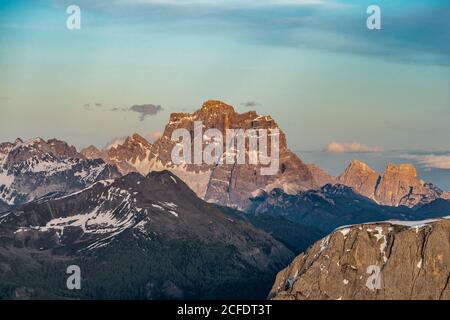 Grödner Pass, Provinz Bozen, Südtirol, Italien. Blick bei Sonnenuntergang vom Gipfel der Großen Cirspitze zum Monte Pelmo Stockfoto