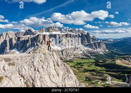 Grödner Pass, Provinz Bozen, Südtirol, Italien. Bergsteiger auf dem Weg zur Großen Cirspitze Stockfoto