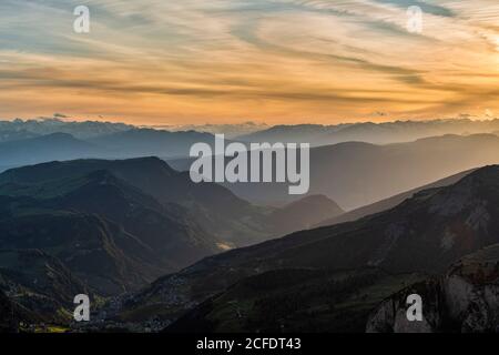 Grödner Pass, Provinz Bozen, Südtirol, Italien. Blick bei Sonnenuntergang vom Gipfel der Großen Cirspitze hinunter ins Grödnertal Stockfoto