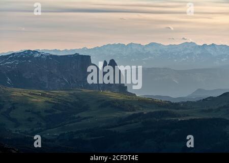 Grödner Pass, Provinz Bozen, Südtirol, Italien. Blick bei Sonnenuntergang vom Gipfel der Großen Cirspitze auf die Seiser Alm und den Schlern Stockfoto