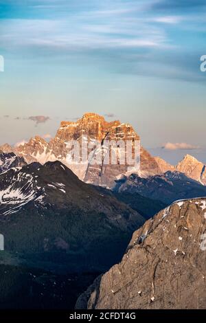 Grödner Pass, Provinz Bozen, Südtirol, Italien. Blick bei Sonnenuntergang vom Gipfel der Großen Cirspitze zum Monte Pelmo Stockfoto