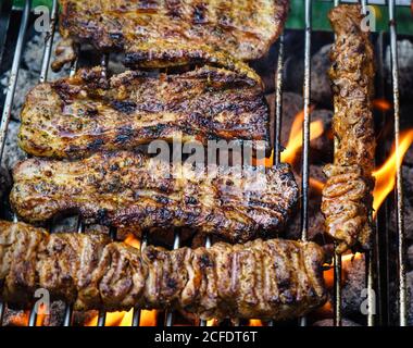 Würziges Fleisch auf dem Grill Stockfoto