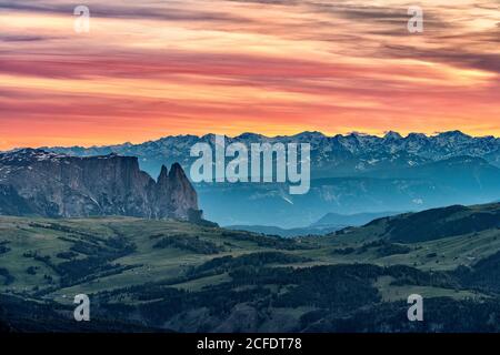 Grödner Pass, Provinz Bozen, Südtirol, Italien. Blick bei Sonnenuntergang vom Gipfel der Großen Cirspitze auf die Seiser Alm und den Schlern Stockfoto