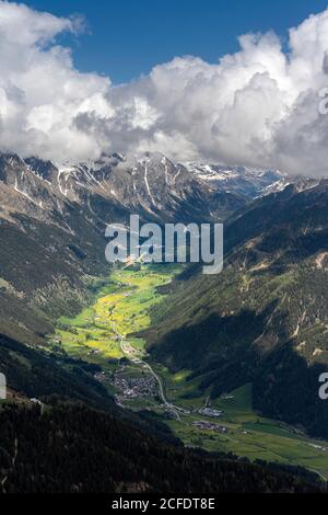 Antholz, Provinz Bozen, Südtirol, Italien. Blick vom Gipfel des Rammelsteins ins Antholzer Tal Stockfoto