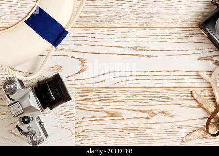 Lifebuoy, Vintage-Kamera und Strandzubehör in der flachen Lay-Schablone. Platz für Werbetext kopieren Stockfoto