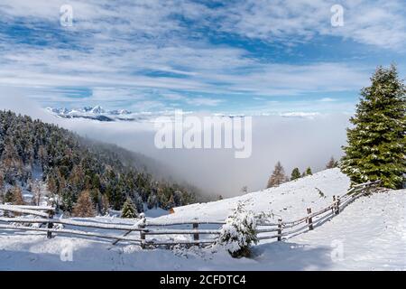 Percha, Provinz Bozen, Südtirol, Italien. Schnee im Frühjahr über der Gönner Alm. Im Hintergrund die Dolomiten Stockfoto