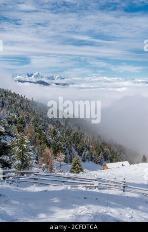 Percha, Provinz Bozen, Südtirol, Italien. Schnee im Frühjahr über der Gönner Alm. Im Hintergrund die Dolomiten Stockfoto