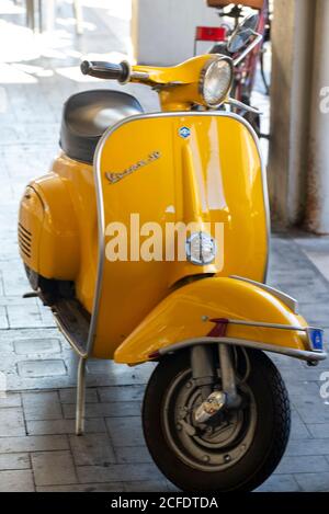 terni,italien september 05 2020:Vintage piaggio vespa in gelber Farbe Stockfoto