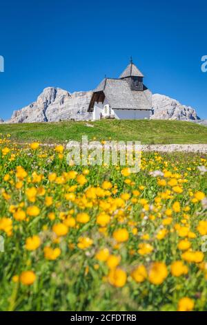 Einsame Kapelle des Heiligen Antonius auf dem Hochplateau von Pralongia im Sommer, Corvara, Alta Badia, Südtirol, Italien, Europa Stockfoto