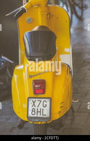 terni,italien september 05 2020:Vintage piaggio vespa in gelber Farbe Stockfoto