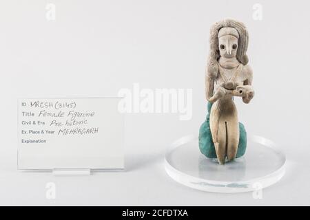Weibliche Figur, original, aus Mehrgarh oder Mehragarh, Prähistorische Galerie, National Museum of Pakistan, Karachi, Sindh, Pakistan, Südasien, Asien Stockfoto