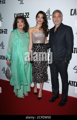 Baria Alamuddin, Amal Clooney und George Clooney besuchen die Londoner Premiere von 'Catch-22' im Vue Westfield am 15. Mai 2019 in London, Großbritannien. Stockfoto