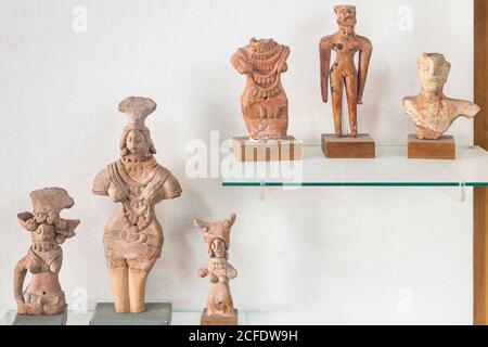 Ausstellung von alten Tonfiguren, Indus Valley Civilization Gallery, National Museum of Pakistan, Karachi, Sindh, Pakistan, Südasien, Asien Stockfoto