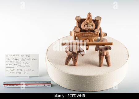 Bullock-Wagen mit Mann, von Mohenjo daro, Indus Valley Civilization Gallery, National Museum of Pakistan, Karachi, Sindh, Pakistan, Südasien, Asien Stockfoto