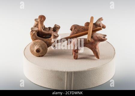 Bullock-Wagen mit Mann, von Mohenjo daro, Indus Valley Civilization Gallery, National Museum of Pakistan, Karachi, Sindh, Pakistan, Südasien, Asien Stockfoto