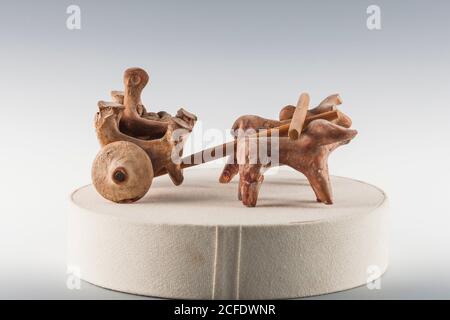 Bullock-Wagen mit Mann, von Mohenjo daro, Indus Valley Civilization Gallery, National Museum of Pakistan, Karachi, Sindh, Pakistan, Südasien, Asien Stockfoto