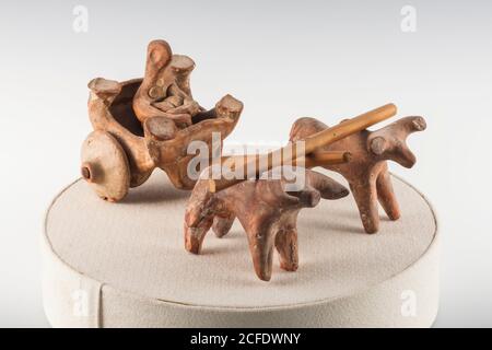 Bullock-Wagen mit Mann, von Mohenjo daro, Indus Valley Civilization Gallery, National Museum of Pakistan, Karachi, Sindh, Pakistan, Südasien, Asien Stockfoto