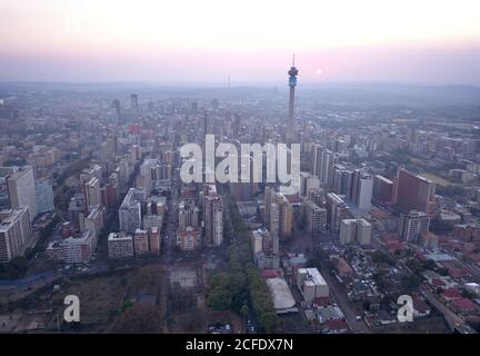 Luftaufnahme von Johannesburg CBD bei Sonnenuntergang, Südafrika Stockfoto