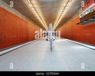 München, U-Bahn-Station, Messestadt West, ohne Züge, zwei Passanten Stockfoto