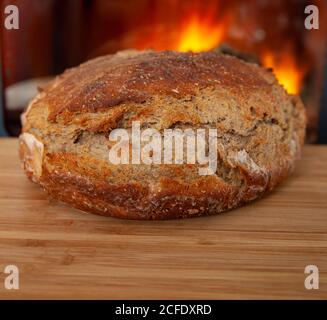 Frisches Brot aus dem Holzofen Stockfoto