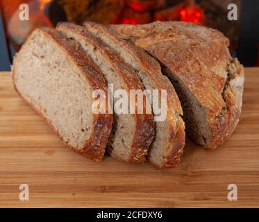 Frisches Brot aus dem Holzofen Stockfoto