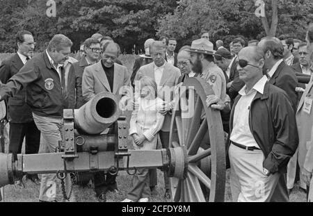 'Anwar Sadat, Jimmy Carter, Menahem Begin und andere Camp David Delegierte untersuchen einen Kanon während einer Reise in den Gettysburg National Military Park. Ca. 09/10/1978' Stockfoto