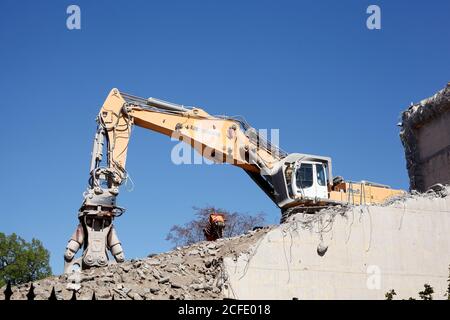 Abbruchbagger auf dem Wrack eines abgerissenen Luftschutzbunkers aus dem Zweiten Weltkrieg, Bremen, Deutschland, Europa Stockfoto