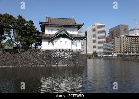 Prunkvolles Gebäude über dem Graben um den Japanischen Kaiserpalast In Tokio Stockfoto