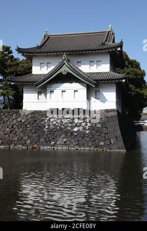 Prunkvolles Gebäude über dem Graben um den Japanischen Kaiserpalast In Tokio Stockfoto