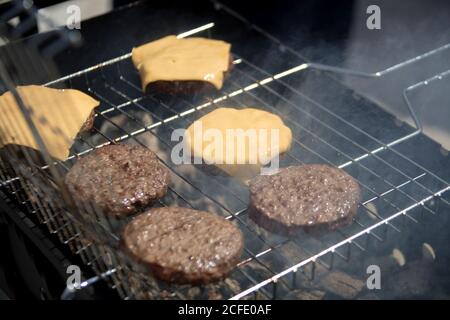 Gebratene Fleischpasteten für einen Hamburger. Stockfoto