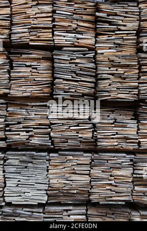 Stapel von Holzschindeln für den Einsatz auf traditionellen Häusern. Geeignet für den Hintergrund. Stockfoto