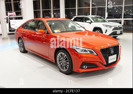 Odaiba, Tokio, Japan - 2. Januar 2020: Der Luxus Toyota Crown Hybrid 3.5 G-Executive orange Farbe. Vorderansicht. Stockfoto