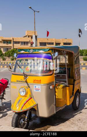 Tuk Tuk und Minibus am Clifton Beach, Nahverkehr, Karachi, Sindh, Pakistan, Südasien, Asien Stockfoto