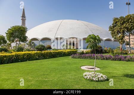 Masjid-e-Tooba, oder Tooba Moschee, auch Gol Masjid, und Garten, Karachi, Sindh, Pakistan, Südasien, Asien Stockfoto