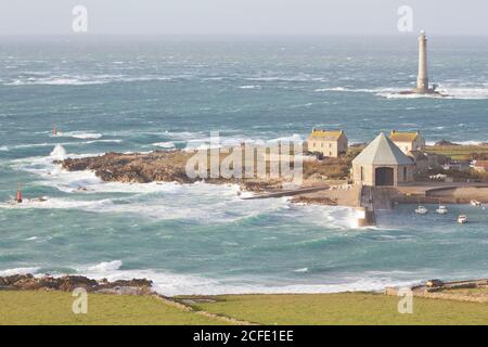 Goury Leuchtturm und Hafen bei einem Sturm an der Nordspitze der Halbinsel Cotentin. Normandie Stockfoto