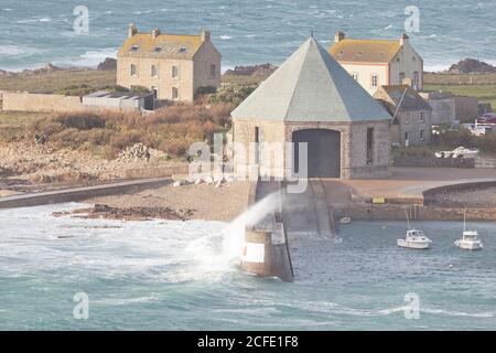 Goury Hafen während Sturm im Winter, Normandie Stockfoto