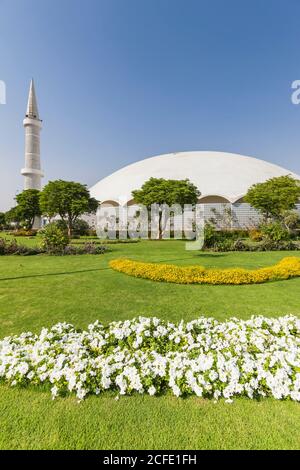 Masjid-e-Tooba, oder Tooba Moschee, auch Gol Masjid, und Garten, Karachi, Sindh, Pakistan, Südasien, Asien Stockfoto