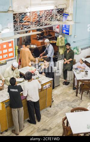 Lokales Restaurant in der Innenstadt im Stadtzentrum, Karachi, Sindh, Pakistan, Südasien, Asien Stockfoto