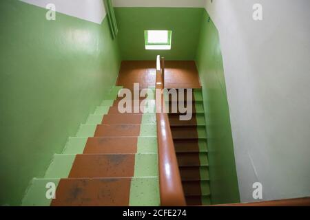 Grüne Treppe im Büroflur. Stockfoto