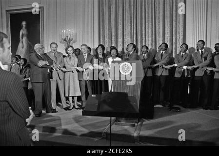 Jimmy Carter mit Coretta Scott King Martin Luther King Sr. Und anderen Bürgerrechtsführern für einen Empfang im Weißen Haus zu Ehren von Martin Luther King Jr. Ca. Oktober 1978 Stockfoto