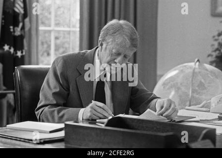 Jimmy Carter arbeitet an seinem Schreibtisch ca. 24. Januar 1979 Stockfoto