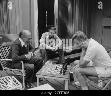 Menahem Begin und Zbigniew Brzezinski spielen Schach in Camp David. Ca. 09/12/1978 Stockfoto