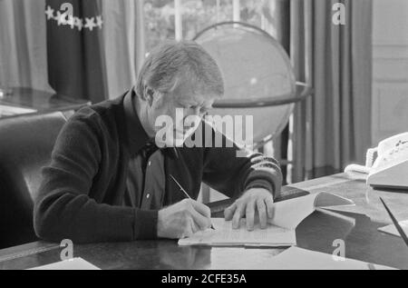 Jimmy Carter arbeitet an seinem Schreibtisch ca. Februar 1977 Stockfoto