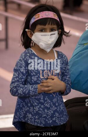 Dehradun, Uttarakhand/Indien - August 15 2020: Ein schönes Mädchen Kind trägt Gesichtsmaske. Stockfoto