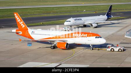 EasyJet, Airbus A320-214 und Lufthansa, Airbus A321-231 warten auf Abflug am Düsseldorf International Airport, Düsseldorf, Stockfoto