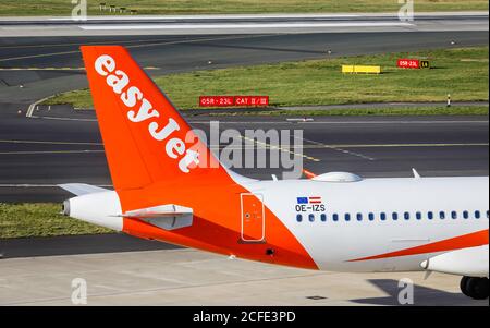 EasyJet, Airbus A320-214 Flugzeuge warten auf Abflug am Düsseldorf International Airport, OE-IZS, Düsseldorf, Nordrhein-Westfalen, Deutschland Stockfoto